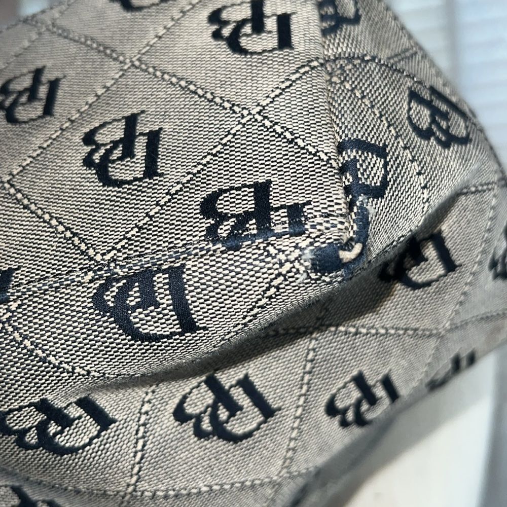 Black and white Dooney and bourke. - Picture 4 of 10